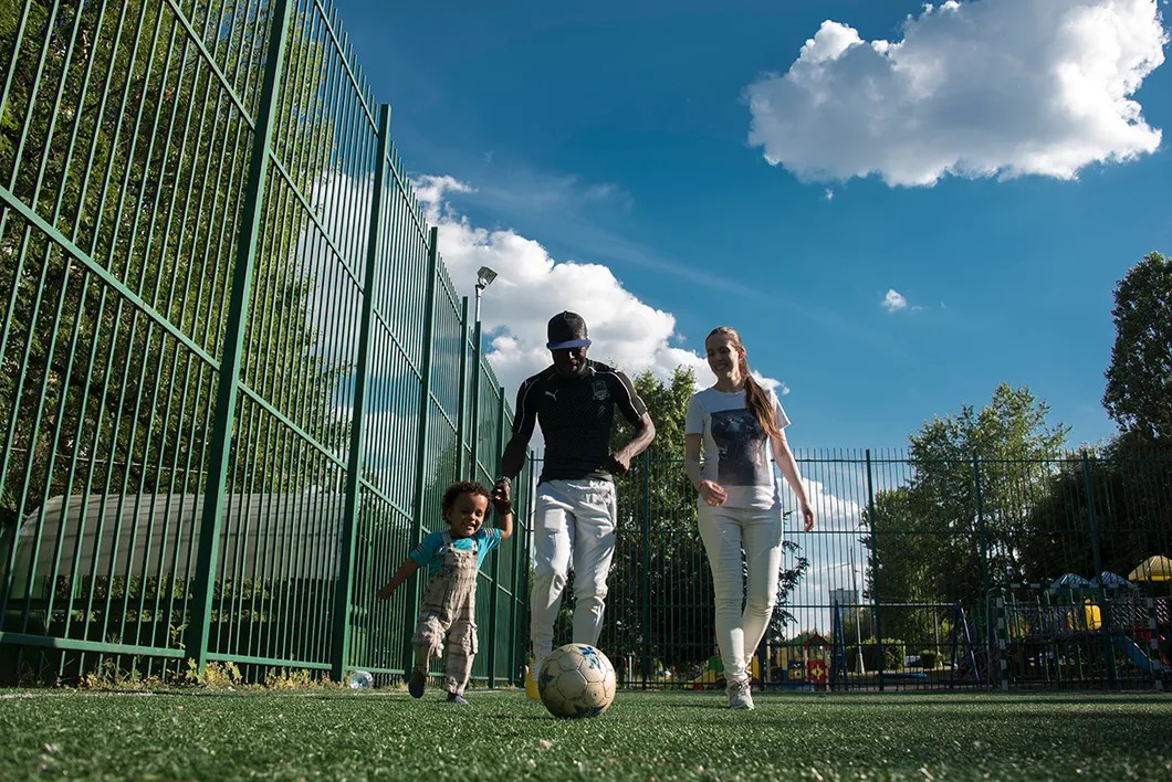 Траоре Каджале с сыном Сидиком и женой Дианой играют в футбол. Фото: Виктория Одиссонова / «Новая газета»