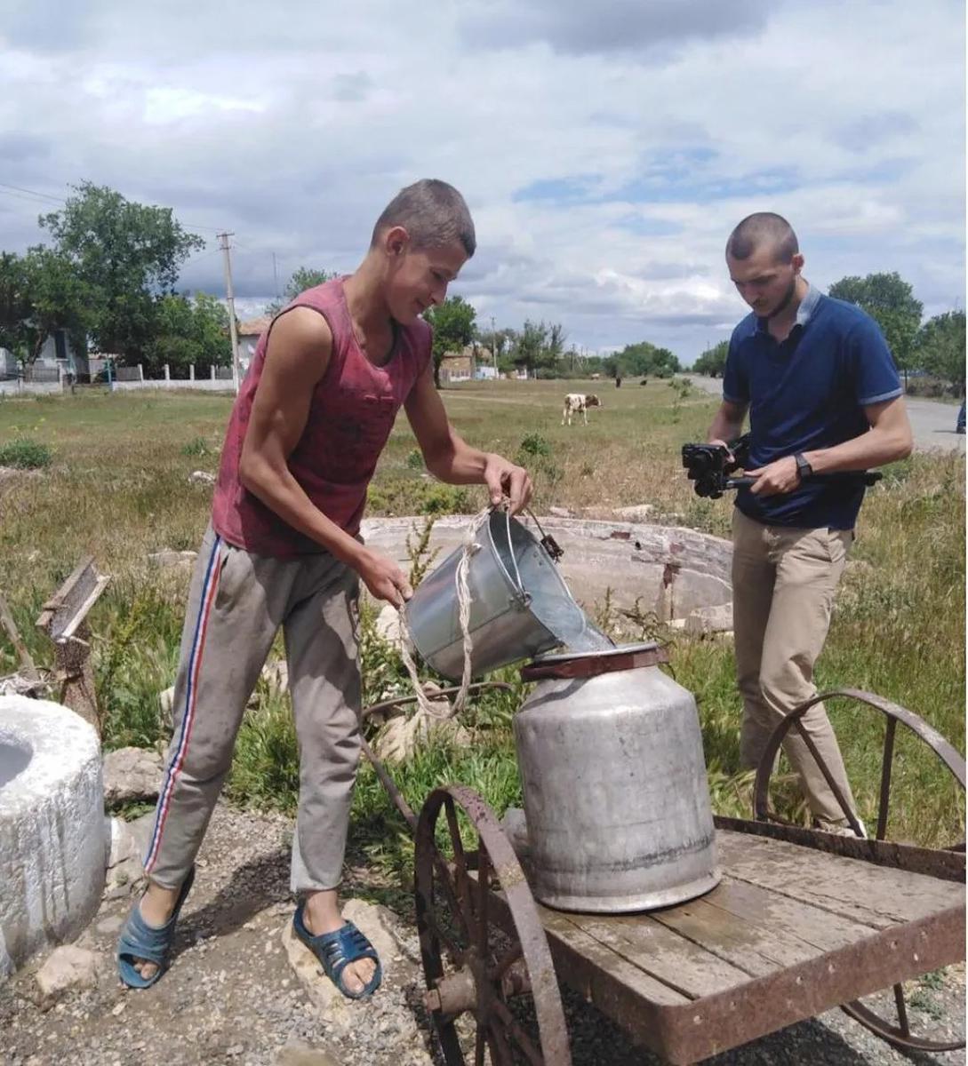 Жители села набирают воду для скота. Фото предоставлено Натальей Пряжениковой