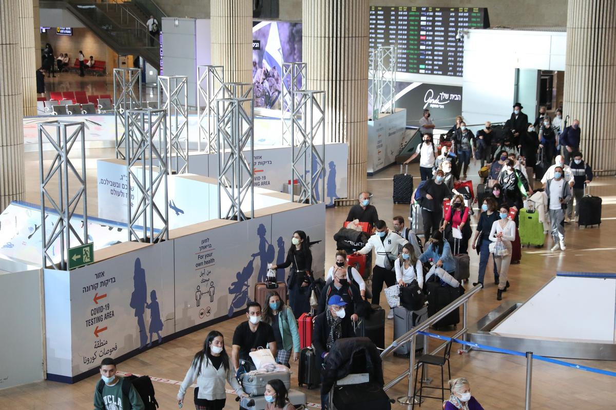 Пассажиры в израильском аэропорту Бен Гурион. Фото: EPA-EFE
