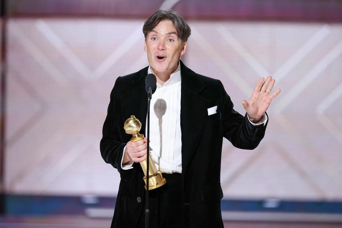 Киллиан Мерфи получает награду за лучшее исполнение главной мужской роли в фильме «Оппенгеймер». Фото: goldenglobes.com