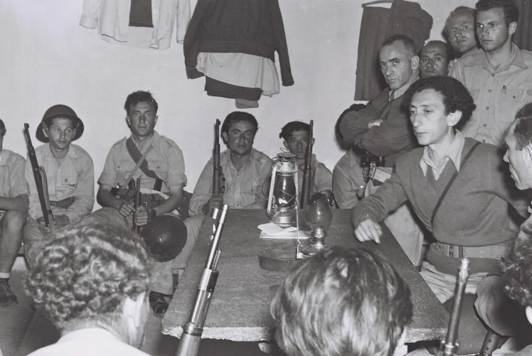 1948 год. Абба Ковнер — справа за столом