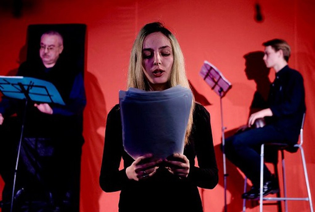 Елена Костюченко во время спектакля «Новая Антигона». Фото: Али Фесенко