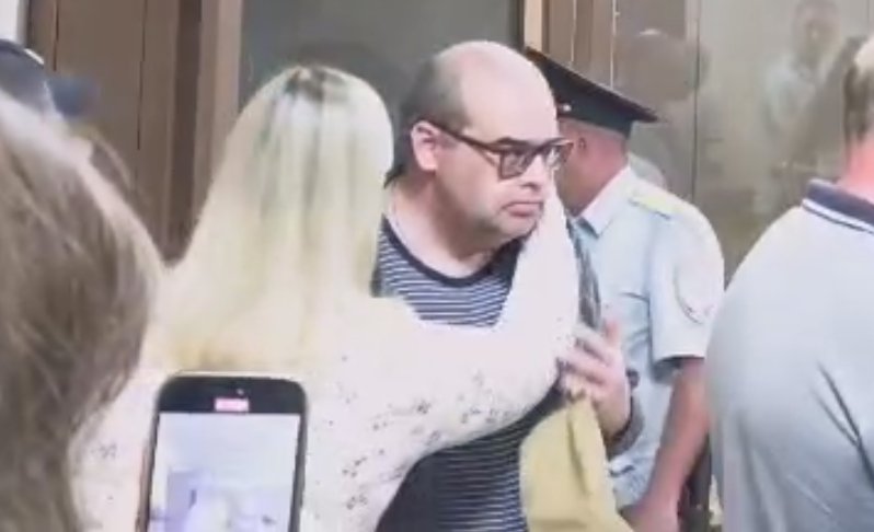 На фото: Алексей Фролов выходит из «аквариума».