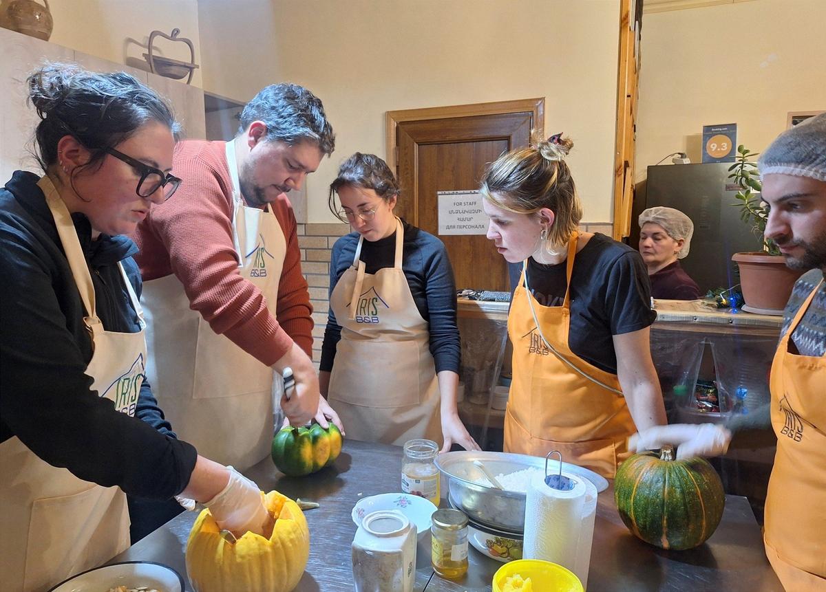 Гости B&B IRIS учатся готовить традиционное армянское блюдо хапама. Фото: предоставлено Ириной Исраелян