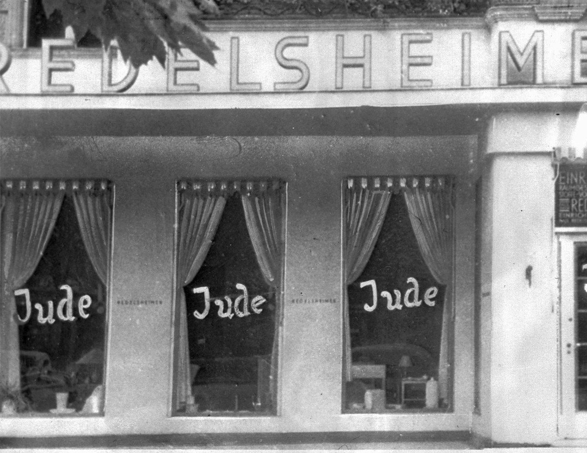 Слово «еврей» на окнах магазина, принадлежащего евреям, в Берлине, 1938 г. Фото: AP / TASS