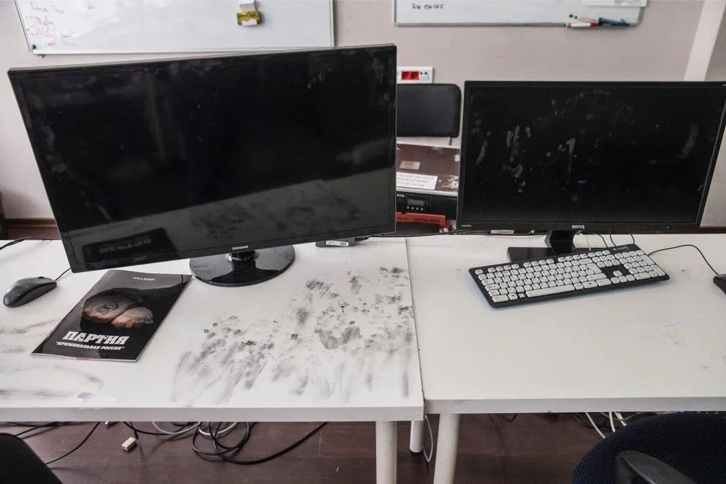 Отпечатки пальцев снимали с поверхности стола, экрана монитора и мыши. Фото: Евгений Фельдман для кампании Навального