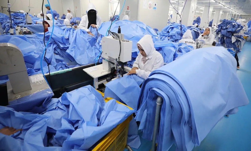 Пошив медицинской одежды на фабрике в Египте. Фото: EPA