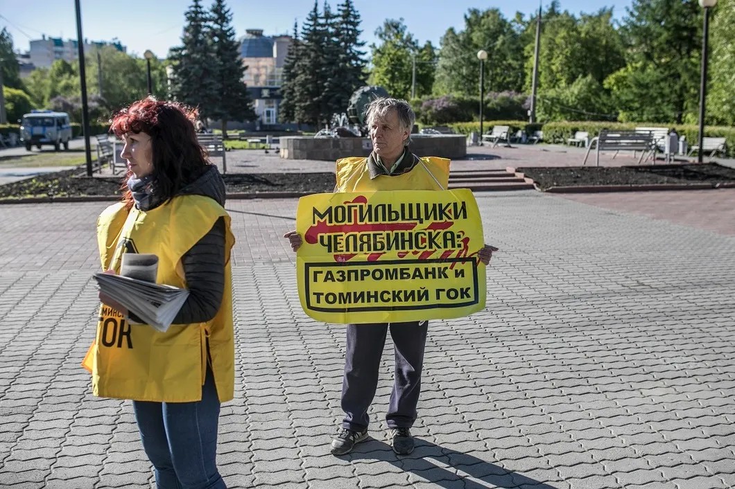 Активисты «Стоп-ГОК» в одиночном пикете в центре Челябинска.  Фото: Влад Докшин / «Новая газета»