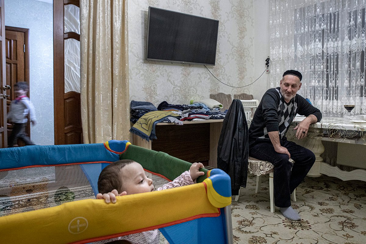 Хизир Саутиев, брат Зарифы, и его дочка Джаннет. Фото: Влад Докшин / «Новая»