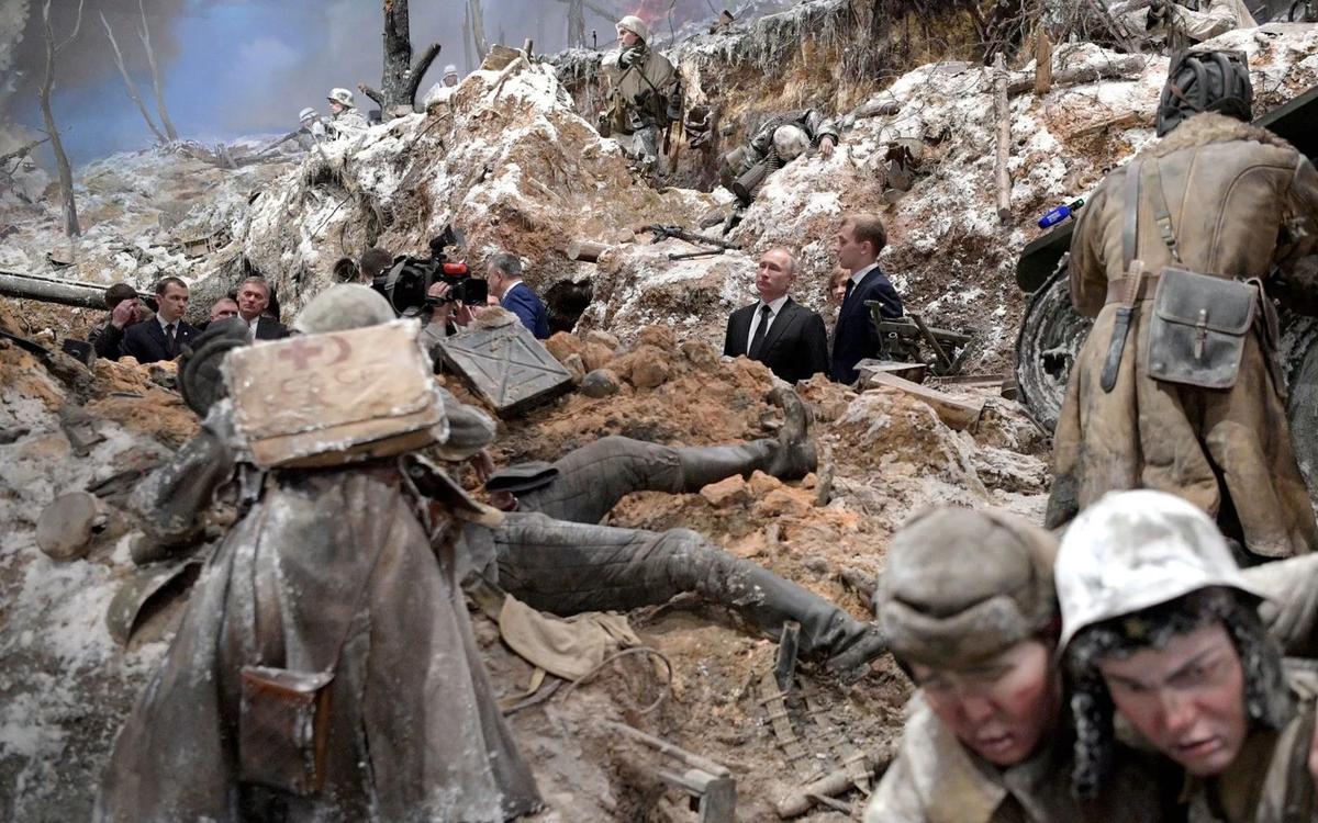 Владимир Путин на экспозиции боя за Ленинград у деревни Арбузово в музее-панораме «Прорыв»