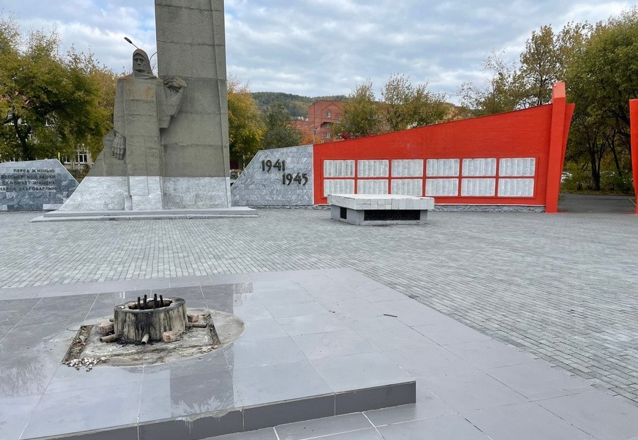 Поврежденный мемориал в Миассе. Фото: newsmiass.ru