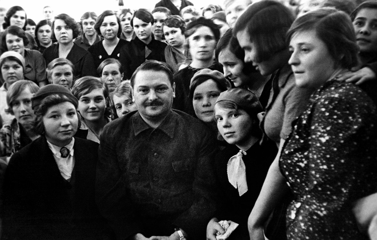 Андрей Жданов среди среди работниц Ленинградских предприятий, 1936 год. Фото: ITAR-TASS