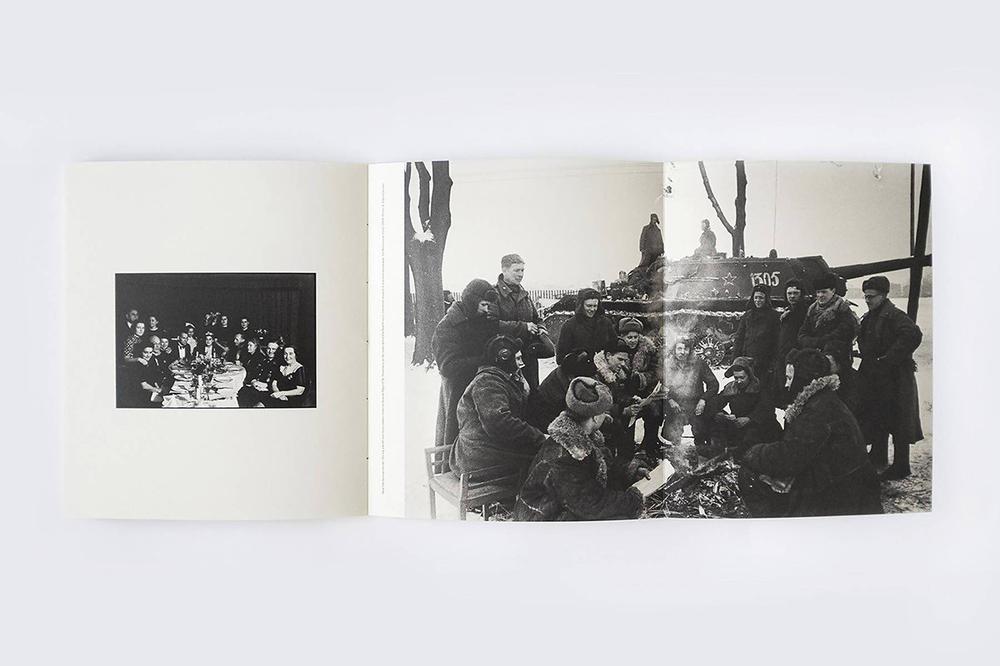 Разворот из книги Артура Бондаря «The VERGE» («Грань»). Слева семейный снимок из немецких архивов (имя автора и место съемки неизвестны), а справа — советская фронтовая фотография