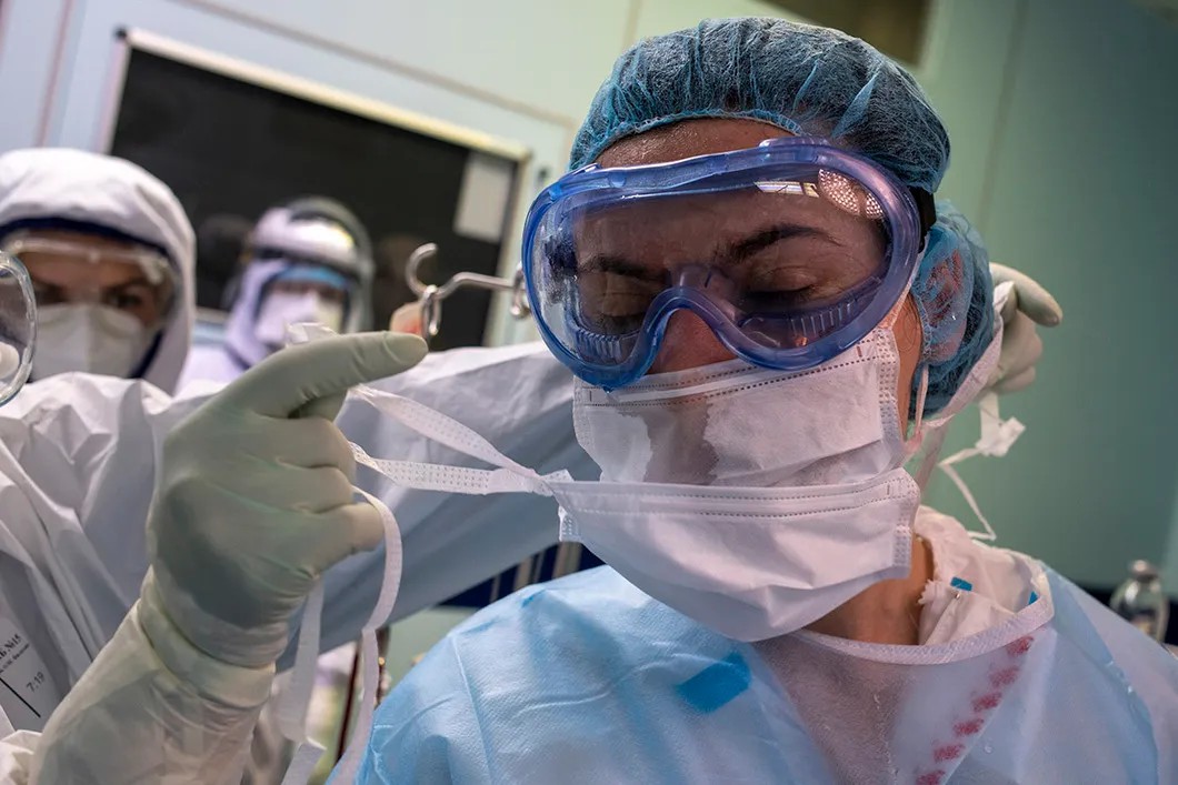 Хирург Карина Карданова. Идет операция на сердце. Фото: Юрий Козырев / «Новая газета»