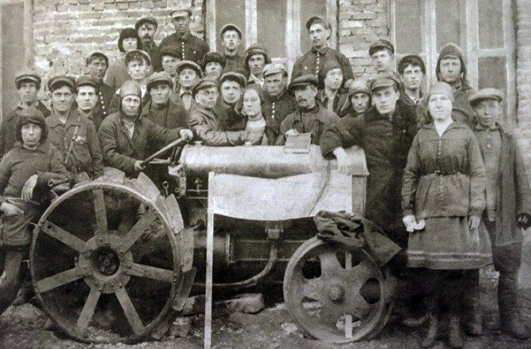 1932 год. Трактористы машинно-тракторной станции в Сростках. В верхнем ряду третий справа Макар Шукшин. Фото из музея В. Шукшина в Сростках