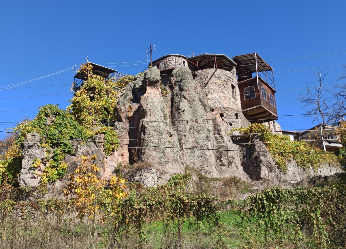 Современный пещерный дом возле Старого города. Фото: Евгения Енгибарян