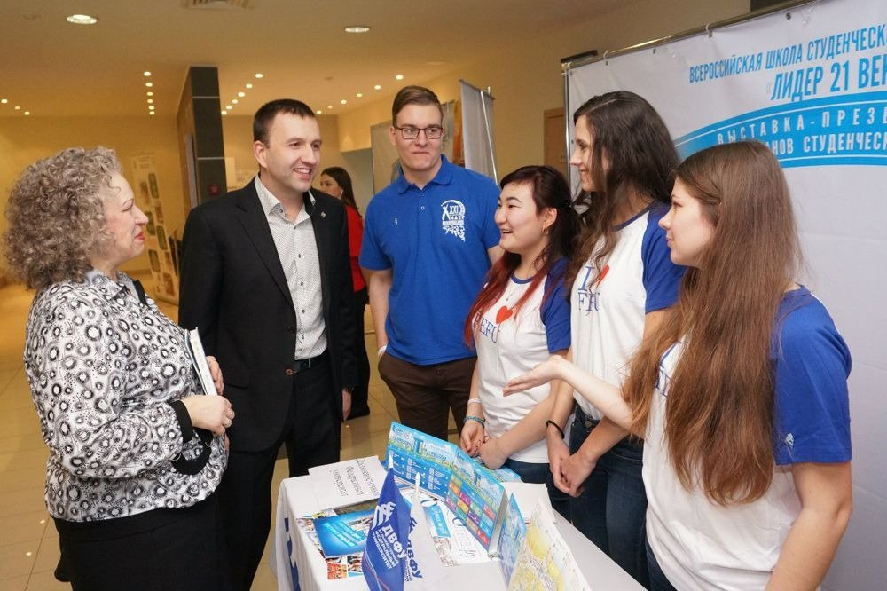 Студенты и преподаватели ДВФУ. Фото: www.dvfu.ru