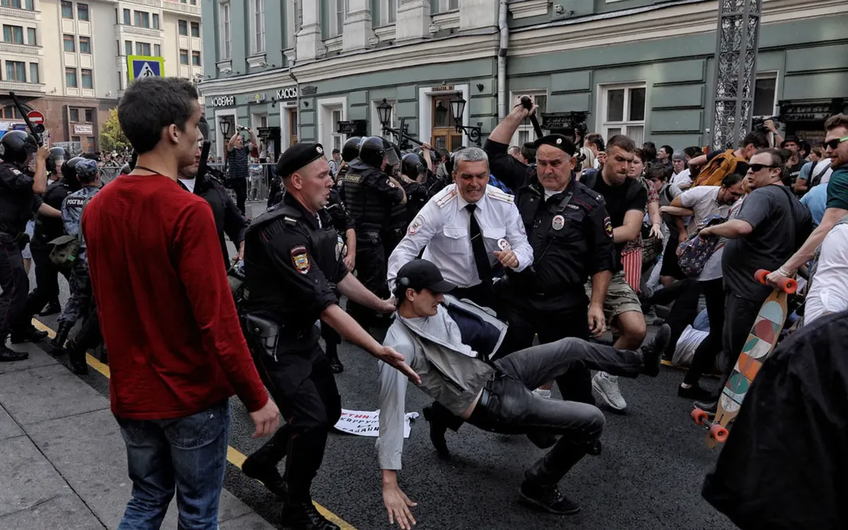 Росгвардия закупила автомобили для разгона митингов лазерами и шумом —  Новая газета