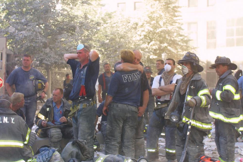 Пожарные Нью-Йорка 11 сентября 2001 года. Фото: Ron Agam / Getty Images