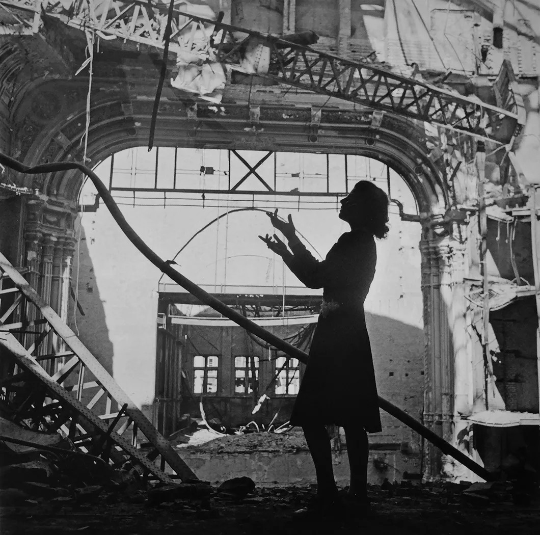 Певица Ирмгард Зеефрид поет в разрушенном здании Венской государственной оперы, 1945 год. Фото: Lee Miller