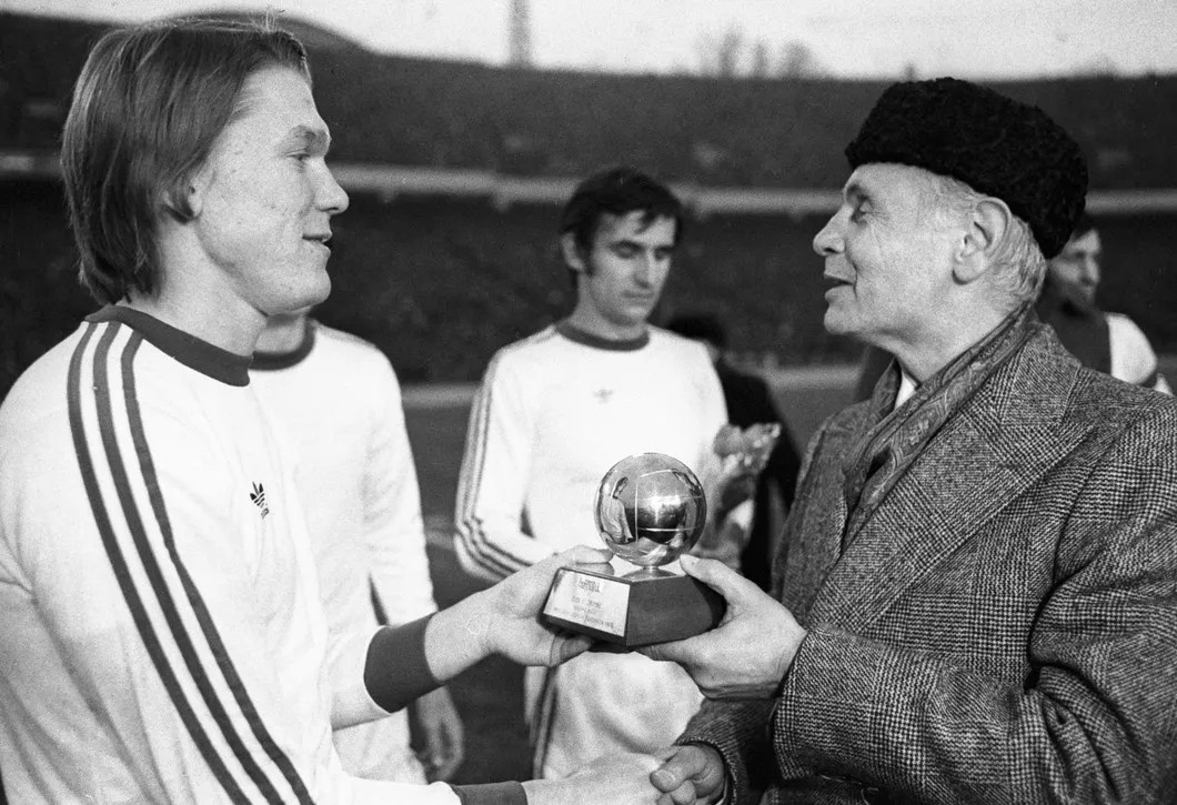 Президент УЕФА, Артемио Франки, вручает Олегу Блохину приз «Золотой мяч», 1975 год. Фото: РИА Новости