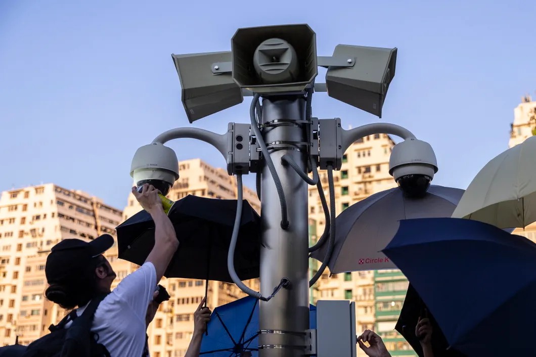 Протестующие в Гонконке закрашивают зрачки уличных камер видеонаблюдения. Фото: EPA