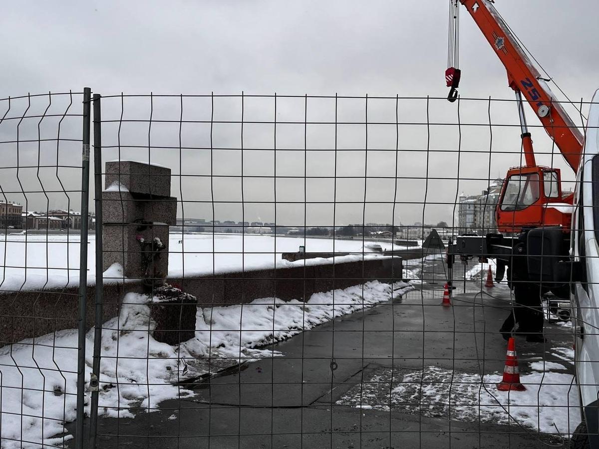 Мемориал жертвам политрепрессий на Воскресенской набережной власти Петербурга решили именно сегодня отгородить от людей забором и строительной техникой. Фото: МР7