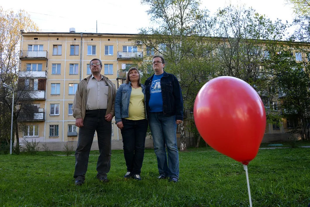 Гузель Бабурина с мужем (справа) и соседом по лестничной площадке (слева). Фото: Виктория Одиссонова / «Новая газета»