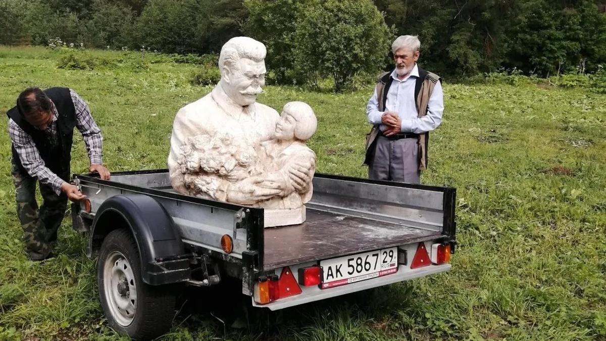 Памятник Сталину в земле недурно сохранился, потеряв разве что нос