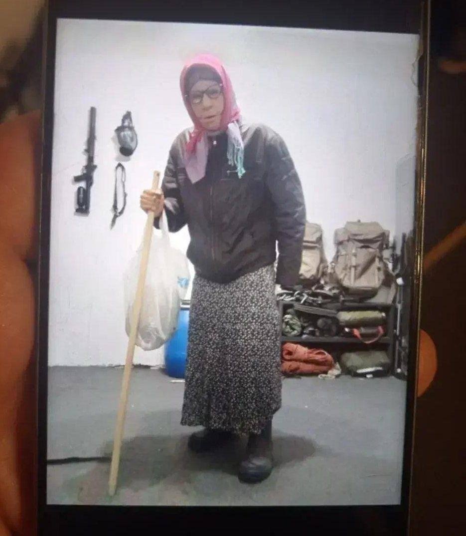 Один из подозреваемых — молодой человек, был переодет в «бабушку», с клюкой, в юбке и в платке. Кадр от пресс-службы ФСБ