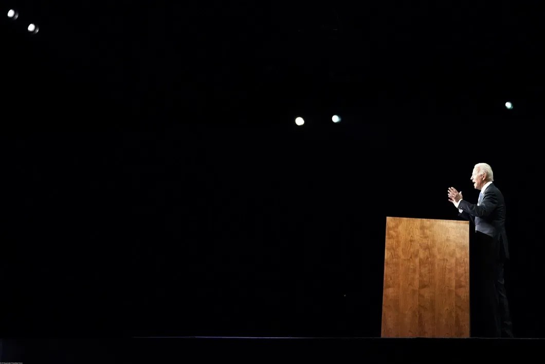 Джо Байден произносит речь во время партийного съезда. Фото: EastNews