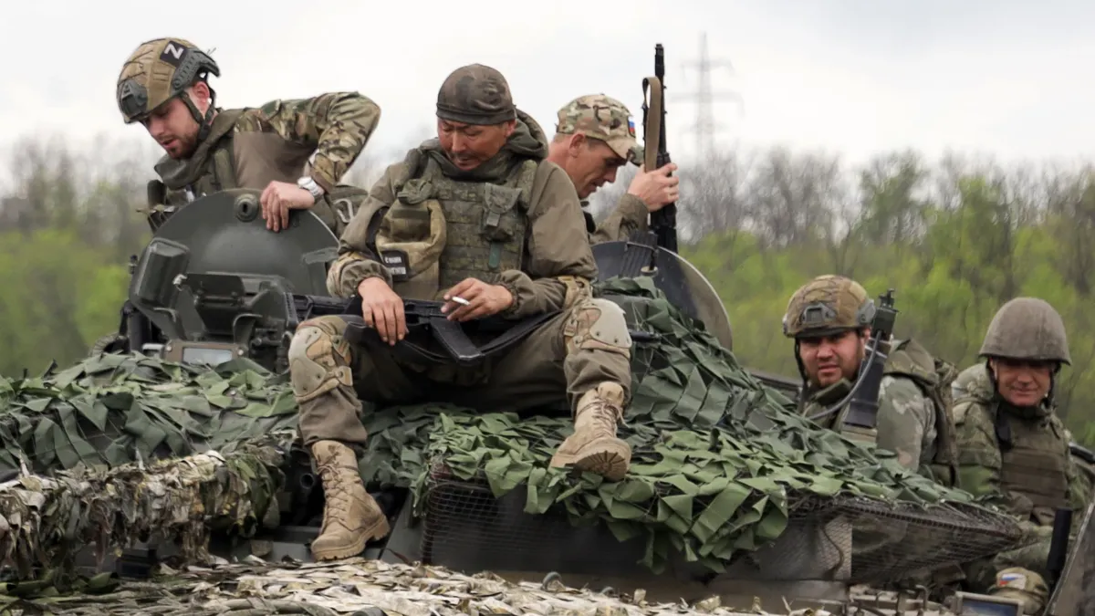 ДНР. Военнослужащие на БМП-3 во время обучения добровольцев и мобилизованных граждан на полигоне. Фото: Иван Ноябрев / ТАСС