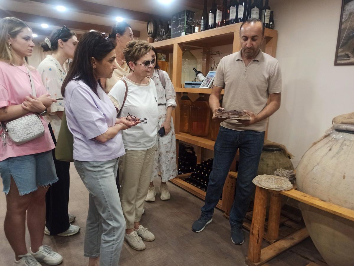 Айк Степанян проводит экскурсию по своей винодельне. Фото: Евгения Енгибарян