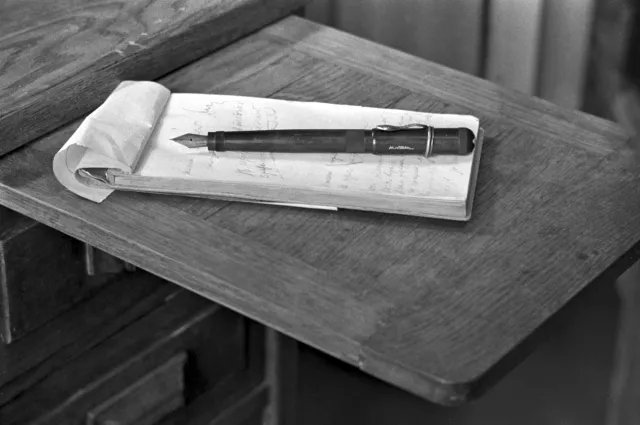 Блокнот и ручка Маяковского в его кабинете. Фото: РИА Новости