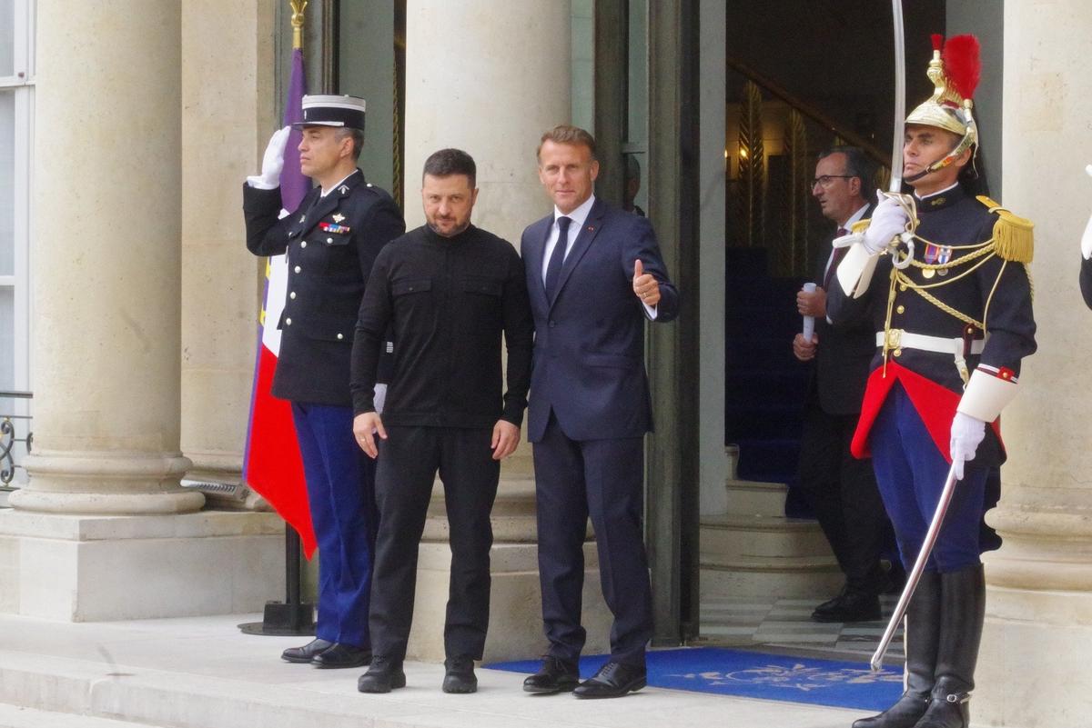 Президент Макрон принимает президента Зеленского в Елисейском дворце перед встречей лидеров «коалиции желающих». Фото: Юрий Сафронов / «Новая газета»
