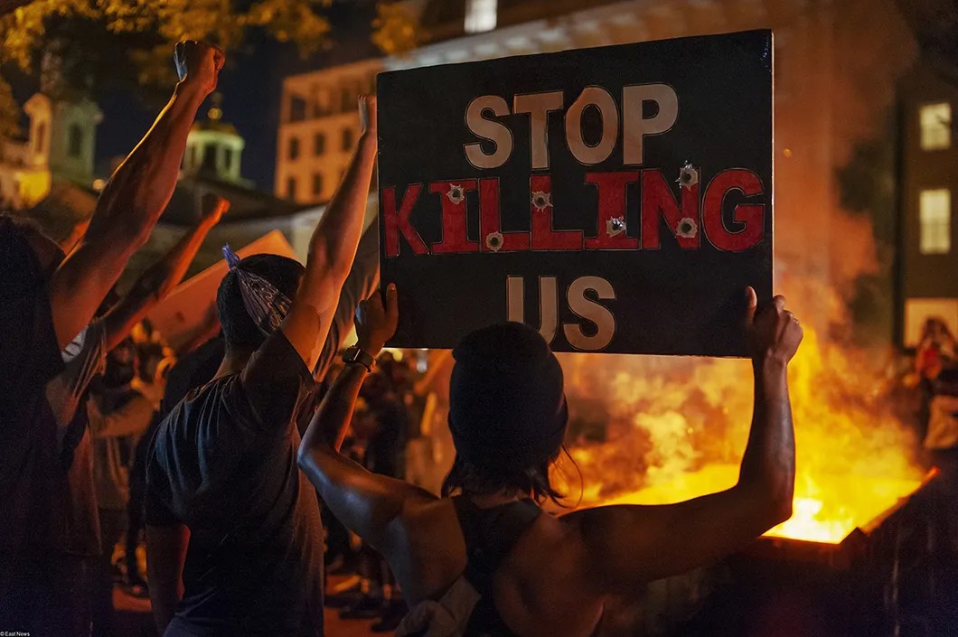 «Хватит нас убивать». Вашингтон, округ Колумбия. США. 30 мая 2020 года. Фото: East News