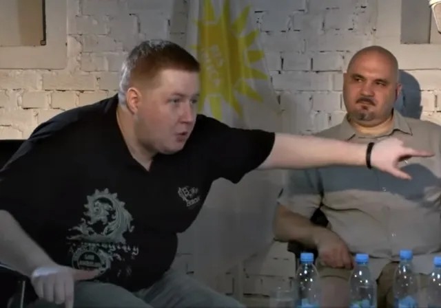 Егор Просвирнин, слева. Скриншот Youtube