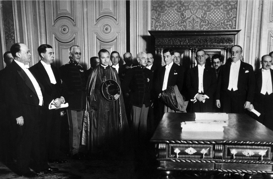 Антониу Салазар (в центре, с пальто в руке) в окружении своих соратников, 1 января 1932 года. Фото: Википедия