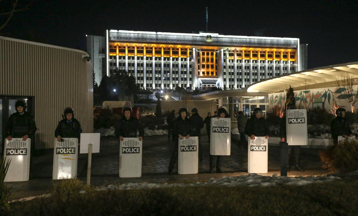 Полиция в оцеплении у здания городской администрации в Алматы, 4 января. Фото: Reuters