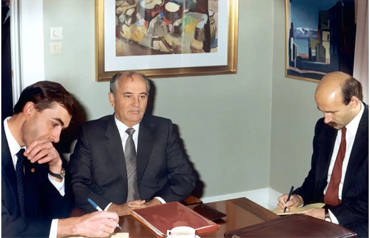В Рейкьявике. Михаил Горбачев с переводчиками. Фото предоставлено автором