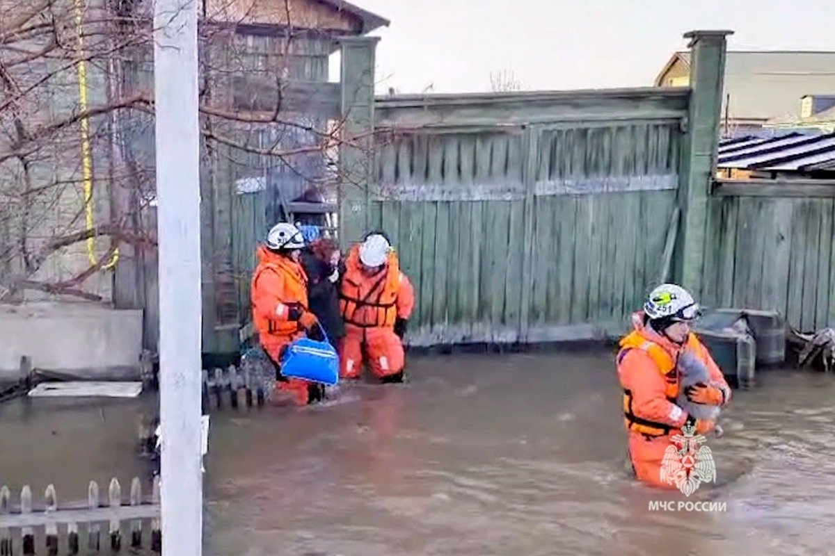 Эвакуация местных жителей из зоны подтопления. Фото: кадр из видео, МЧС России / ТАСС