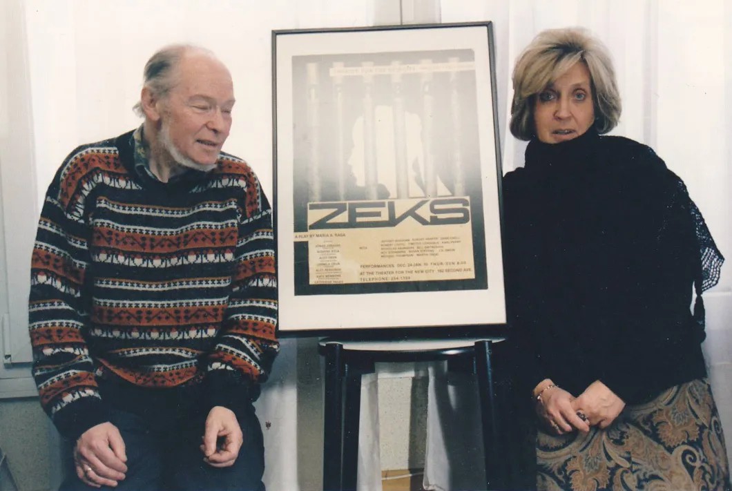 1998 год. Александр и Арина Гинзбург на фоне афиши спектакля, поставленного по их истории на Бродвее в 80-е