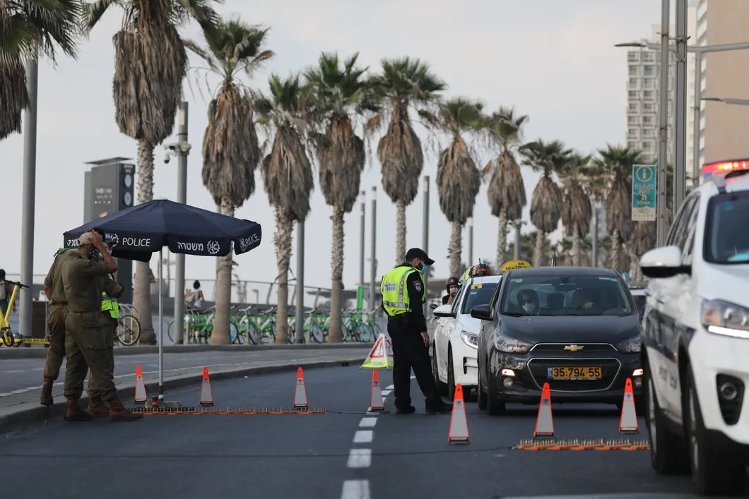 Израильский полицейский останавливает автомобили в период общегосударственного карантина, сентябрь 2020 года. Фото: ЕРА