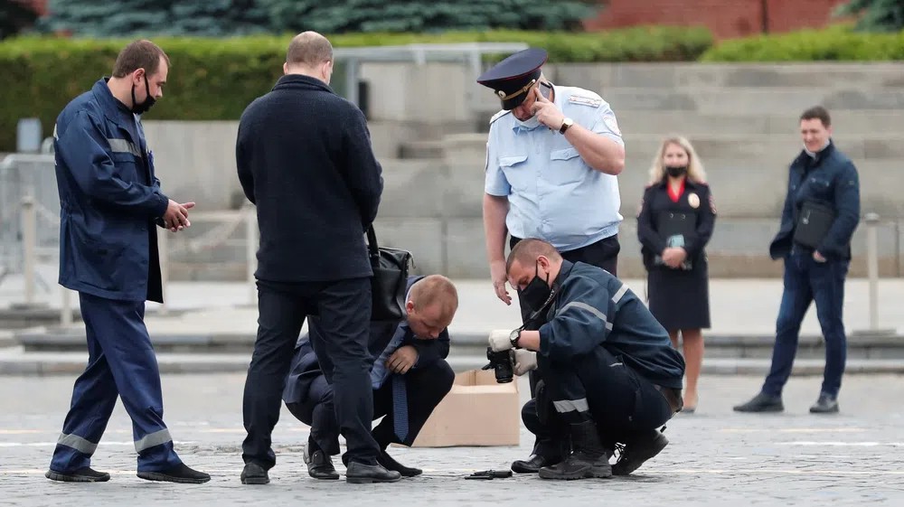 Полиция изучает пистолет, который Павел Крисевич использовал во время перформанса. Фото: Reuters