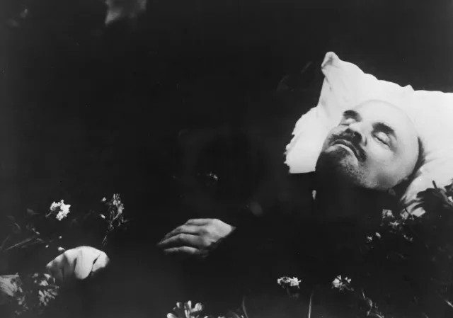 Владимир Ленин на смертном одре в Горках. 22-23 января 1924 года