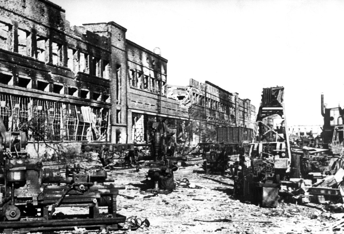 1942 год. Сталинград. Разрушенный во время Сталинградской битвы тракторный завод. Фото: Zuma / TASS