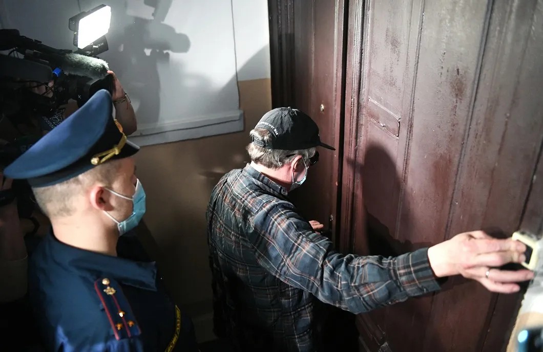 Михаил Ефремов во время возвращения после допроса по делу о ДТП. Фото: РИА Новости