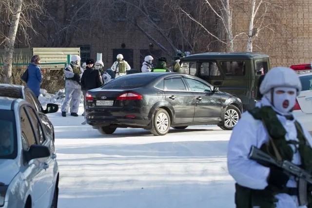 Спасатели и спецназ прибыли к месту инцидента в поселковой школе Сосновый бор. Фото: РИА Новости
