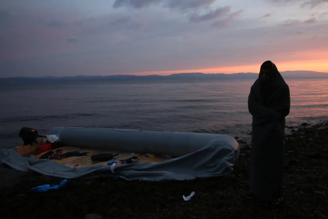 Беженцы прибывают в Грецию с турецкого побережья. Фото: EPA