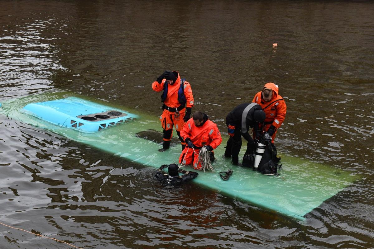 Работа спасательных служб на месте падения автобуса в реку Мойку. Фото: Андрей Бок